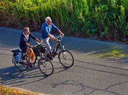 Zwei ältere Menschen unternehmen eine Fahrradtour