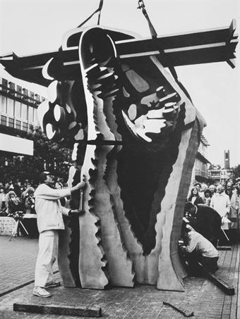 Campus Golzheim Skulptur Hand am Zeichenstift