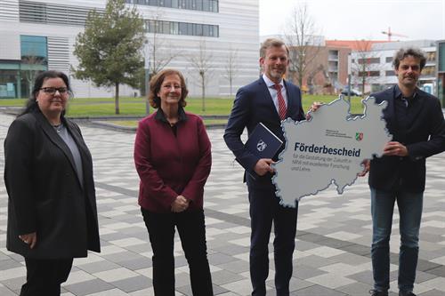 From left: Sabine Kober, Head of the Centre for Continuing Education and Skills Development, President Prof. Dr Edeltraud Vomberg, State Secretary Dr Dirk Günnewig and Prof. Dr Matthias Neef. 
