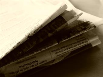 Dieses Bild zeigt Zeitungen auf einem Stapel.