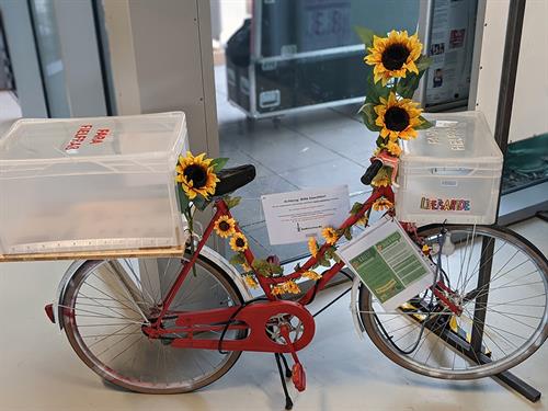 After two years, our foodsharing bike Fara Fielfraß (building 3, ground floor) is open for use again. Share leftover food: Everyone can put food into the baskets on the bike or take food from the baskets – for free. 
