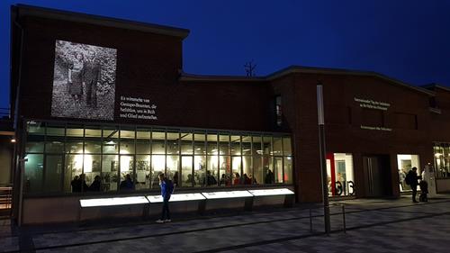 Lichter gegen Dunkelheit - eine Aktion zum 75. Jahrestag des Endes des Zweiten Weltkriegs und der nationalsozialistischen Gewaltherrschaft. 