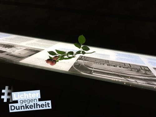 The Alter Schlachthof place of remembrance and the Mahn- und Gedenkstätte Düsseldorf again took part in the #LichtergegenDunkelheit campaign. The website www.lichter-gegen-dunkelheit.de offers the opportunity to make a joint sign in the public space. 