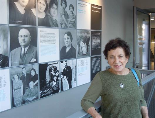 Margot Goldberg in der Dauerausstellung des Erinnerungsortes – neben den Portraits ihrer Eltern Arthur und Änne Cohen (mittlere Reihe), die im Oktober 1941 in das Ghetto Łódź deportiert wurden.