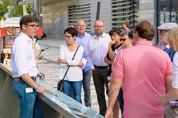 Der Präsidiumsbeauftragte für den Erinnerungsort, Dr. Joachim Schröder, führt durch die Ausstellung