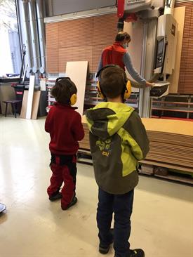 The fully booked autumn holiday programme 2021 was an absolute success! 15 children with a passion for handicrafts and sewing plunged into a creative week under the guidance of four tutors. 