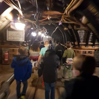 Eine Gruppe von Kindern im Bergbaumuseum Bochum