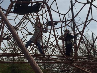 Eine Gruppe von Kindern auf einem Kletterspielplatz