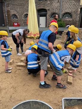 During the visit to Naturgut Ophoven, real houses were built on a hands-on construction site. This provided an insight into an exciting professional field.