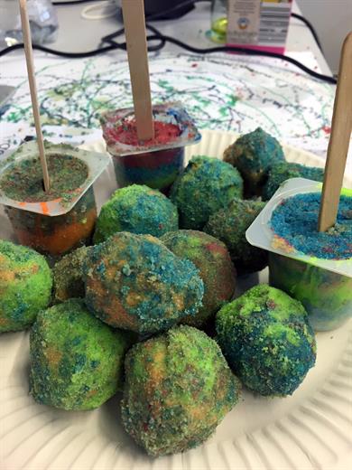 Bath balls made during the Easter holiday programme of the Family Office at Düsseldorf University of Applied Sciences.