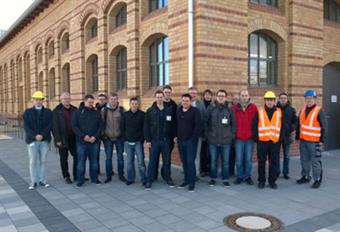 Dieses Bild zeigt das Team der Campus IT der Hochschule vor der ehemaligen Großviehhalle.