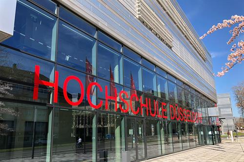Sicht auf das Hauptgebäude der Hochschule Düsseldorf an der Münsterstrasse 156 in Düsseldorf-Derendorf 