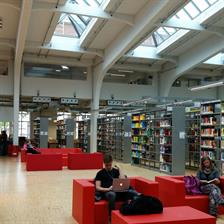 Lounge in der Hochschulbibliothek Lounge in der Hochschulbibliothek mit roten Sitzbänken und Tischen