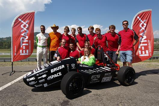 Das im Jahre 2013 durch Studenten gegründete Formula Student Team der Hochschule Düsseldorf hat erfolgreich an der Formula Electric Italy teilgenommen. Erst einige Wochen vor dem Rennen in Italien wurde der Bolide mit dem Namen „eXXe16“ der Öffentlichkeit und den Sponsoren vorgestellt. Das Team reiste dann vom 19. bis zum 23. Juli 2017 zur Rennstrecke „Autodromo Riccardo Paletti“ in der Nähe von Parma. Mit 10 Studenten sowie zwei Betreuern war das Team damit verhältnismäßig eines der Kleinsten vor Ort. 