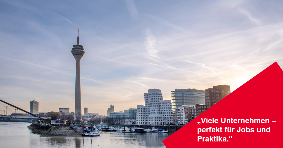 Eine Panorama-Ansicht des Düsseldorfer MedienHafens am späten Nachmittag oder Abend. Die Sonne steht tief und taucht die Szenerie in warmes Licht.
