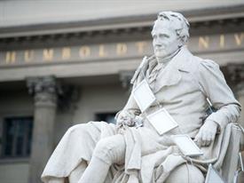 Denkmal von Alexander von Humbolt vor der Humbolt Universität in Berlin 