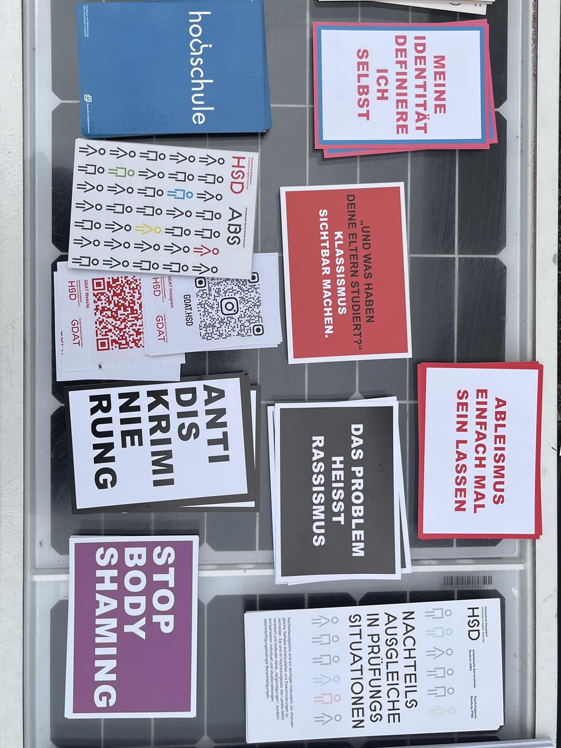 Verschiedene Postkarten zu Diversitätsthemen