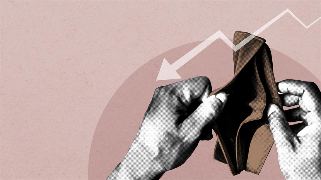 hände halten leere brieftasche