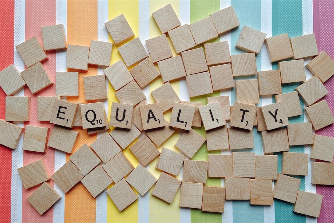 Wort "Equality" gelegt aus Scribble-Steinchen