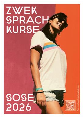 Junge Frau mit Sonnenbrille steht vor einer zweifarbigen Wand in Rot und Orange. Weißer Text: „ZWEK Sprachkurse“ und „SoSe 2026“. Unten rechts ein QR-Code.