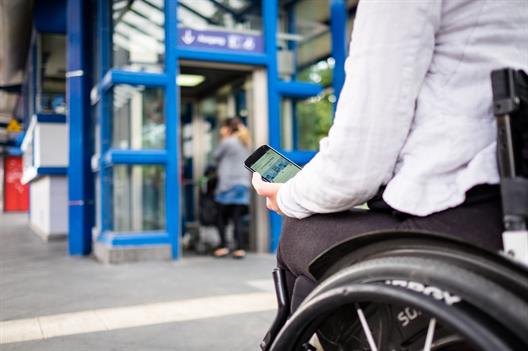 Die Bilder entstanden im Rahmen der Arbeit an dem SOZIALHELDEN-Projekt "BrokenLifts.org" Für Rollstuhlfahrerinnen und Rollstuhlfahrer sind funktionierende Aufzüge für die Mobilität sehr wichtig. Model: Aktivistin und Autorin Laura Gehlhaar