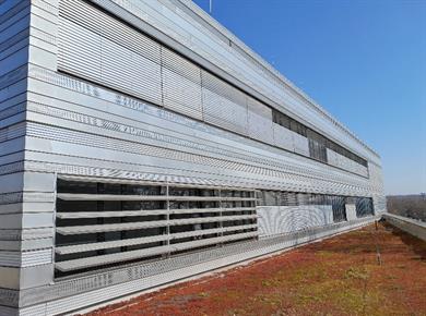 Together with the climate protection management team, the technical building management team has ensured that the external blinds and the textile awnings are raised and lowered automatically. 