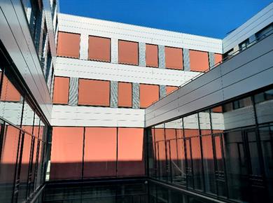 The aim of automatic sun shading control is to prevent the premises from overheating in summer and to create a more pleasant working environment. 