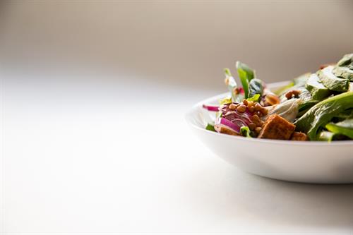 Gesunde Ernährung: Salat auf weißem Keramikteller