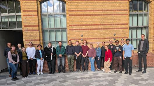 Die Hochschule Düsseldorf begrüßt neue Beschäftigte. Gruppenfoto der neuen Mitarbeiter*innen.