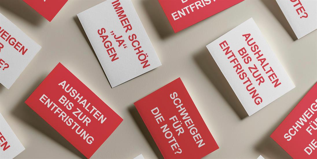 auf beigen Hintergrund sind mehre Postkarten abgebildet. Teils rot mit weißer Aufschrift und teils weiß mit roter Aufschrift. Auf den Postkarten stehen folgende Sprüche: „Immer schön „Ja“ sagen“, „Schweigen für die Note“ und „Aushalten bis zur Entfristung“