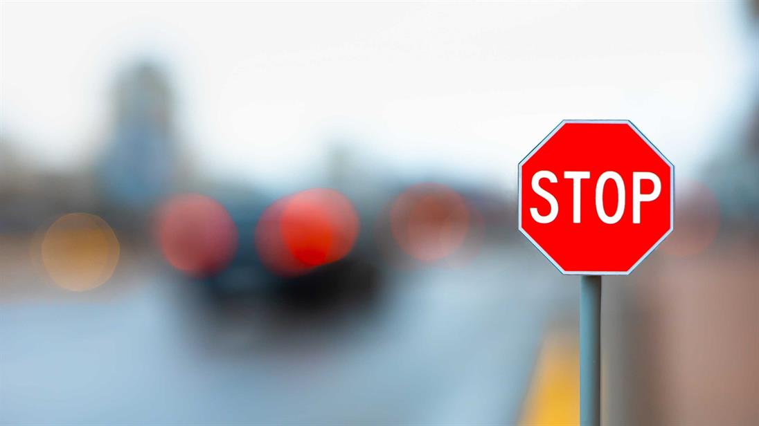 Stoppschild neben Straße