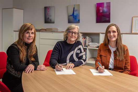 Marie-Theres Reuter (links), Prof. Dr. Edeltraud Vomberg und Nadja Dünow (rechts) unterzeichnen die Verträge zur Kooperation zwischen der Hochschule Düsseldorf und der Großtagespflege Obstsalat.