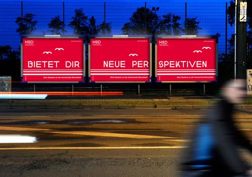 Plakatgestaltung: 3 Werbetafeln nebeneinander, die gemeinsam den Schriftzug "HSD bietet dir neue Perspektiven" ergeben.