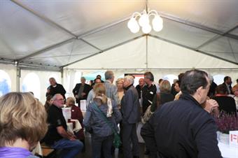 Rund 300 ehemalige Studierende, Lehrende und Mitarbeiterinnen und Mitarbeiter kamen zum ersten Alumnitreffen.