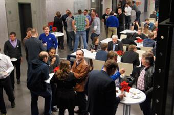 Rund 100 ehemalige Studierende und Beschäftigte waren der Einladung des Fachbereichs gefolgt und freuten sich über den lebendigen Austausch.