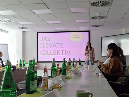 Henrike Axt, die Kom¬mu¬ni¬ka¬tions-, Multi¬media- und Markt¬manage¬ment studiert, stellte ihr gesellschaftliches Engagement bei Elevate Kollektiv vor. Als Mitgründerin organisiert sie regelmäßig Netzwerktreffen zu Themen „Diversity, Nachhaltigkeit und Change“ in Dortmund und fördert den Austausch zwischen kreativen Initiativen.