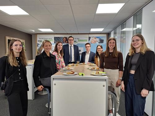 Netzwerktreffen der Deutschlandstipendiat*innen der Haubrich-Stiftung. Acht Stipendiat*innen – drei von der Hochschule Düsseldorf und fünf von der Heinrich-Heine-Universität Düsseldorf– folgten der Einladung von Hartmut Haubrich, Gründer und Vorstandsvorsitzender der Haubrich Stiftung, zu einem inspirierenden Nachmittag des Austauschs und der Vernetzung.