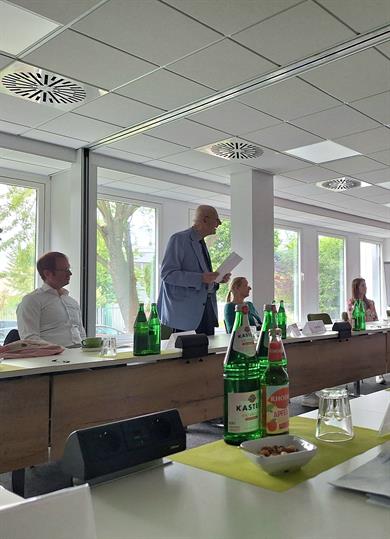 artmut Haubrich, Gründer und Vorstandsvorsitzender der Haubrich Stiftung, eröffnete die Veranstaltung mit einer persönlichen Begrüßung und betonte die Bedeutung von Bildung, Engagement und interdisziplinärem Dialog.