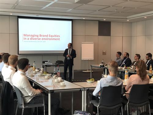 Zu sehen sind die Stipendiaten der Jost-Henkel Stiftung