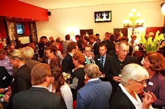 Lively exchange between alumni, university members as well as friends and sponsors of FH D at gala event in Kom(m)ödchen