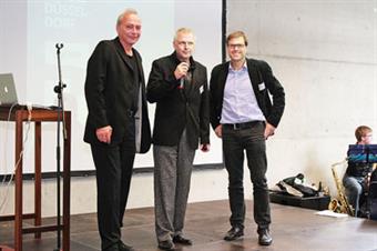 Two alumni, Jörg Reich (from left), research assistant, and Prof. Wilfried Korfmacher, have remained loyal to their department: Both once studied design here. After the opening by initiator and coordinator Prof. Dr. Horst Peters (right), Vice President for Continuing Education, Alumni and Fundraising, they presented the documentation of the new building. 