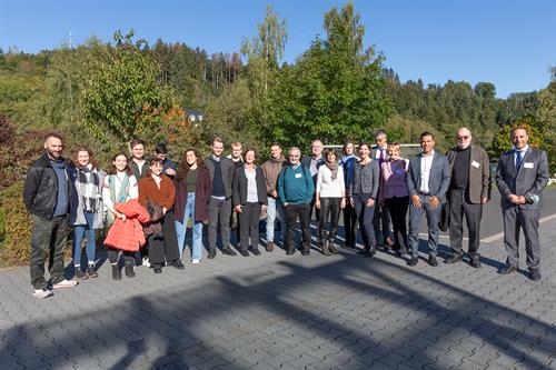 At the invitation of the LEPPER Foundation, HSD scholarship holders set off for Daun (Eifel) in beautiful autumn weather on 30 September. Accompanied by HSD President Prof. Dr. Edeltraud Vomberg and Press Officer Simone Fischer, the excursion participants were warmly welcomed by the Chairman of the LEPPER Foundation, Doris G. Lepper, the Deputy Chairman Tyrone Winbush, the Deputy Chairman of the Board of Trustees Dr. Heinz-Josef Weis and the staff and project team of the Junior Uni Daun.