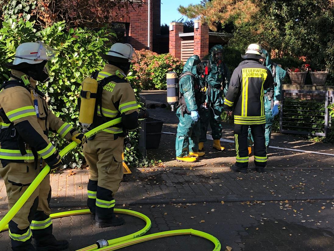 Feuerwehrmenschen bei der Arbeit