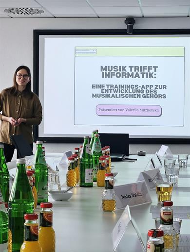 Valeriia Muzhesvska, HSD Germany scholarship holder, spoke about her self-developed training app for the development of musical hearing. 