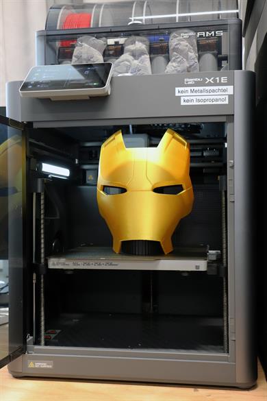 3D-gedruckte Iron-Man-Maske auf einem 3D-Drucker
