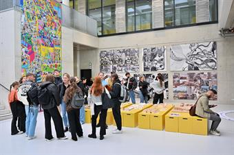 Studierendengruppe im Foyer von Gebäude 2