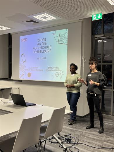 Bliss Ayertey (International Office) and Julia Schulte (Central Student Advisory Service) welcome the participants.