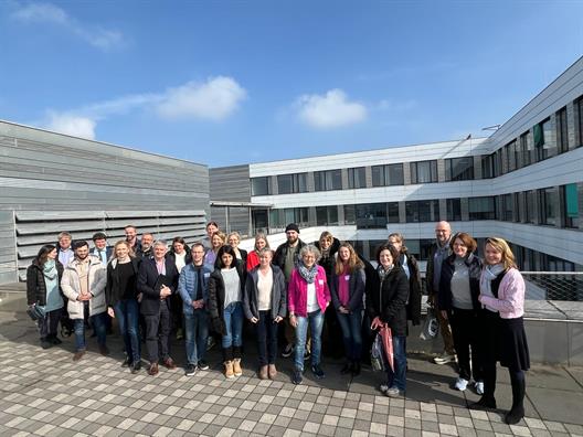 Berater*innen der Agentur für Arbeit haben sich zum Gruppenbild auf einem Gebäude der HSD zusammengefunden.