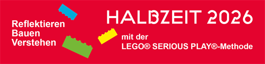 In weißer Schrift steht auf rotem Hintergrund: "Halbzeit 2026 – reflektieren, bauen, verstehen mit der LEGO® SERIOUS PLAY®-Methode". Dazwischen sind drei bunte Lego-Steine abgebildet.