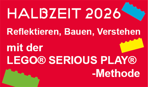 In weißer Schrift steht auf rotem Hintergrund: "Halbzeit 2026 – reflektieren, bauen, verstehen mit der LEGO® SERIOUS PLAY®-Methode". Dazwischen sind drei bunte Lego-Steine abgebildet.
